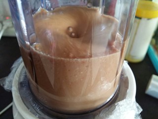 9、花生酱,启动杯子,打成细腻的花生酱,一次是打不细腻的,多打几次就可以了。