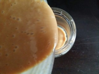 10、花生酱,打好的花生酱倒入瓶子中保存。