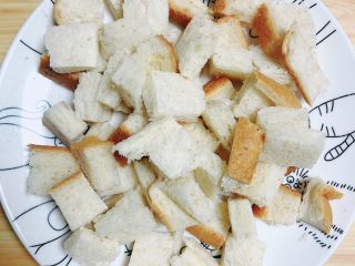 3、南瓜烤吐司布丁,将切片切小块儿待用。