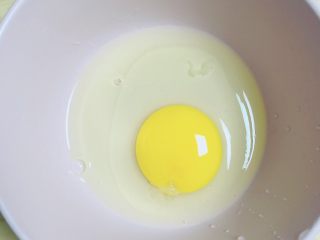 4、南瓜烤吐司布丁,取一只碗，打入一个鸡蛋。