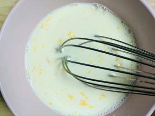 7、南瓜烤吐司布丁,用打蛋器将食材打均匀。