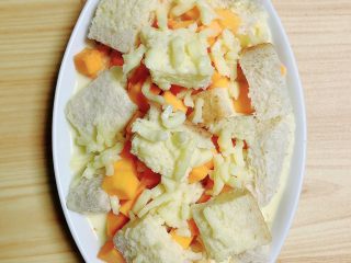 11、南瓜烤吐司布丁,在上面加入一些芝士碎。