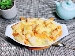 13、南瓜烤吐司布丁,一款香气四溢的南瓜烤吐司布丁就做好了。