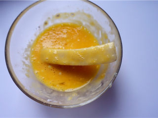 2、红糖年糕,将鸡蛋打散，放入淀粉，混合均匀。取一条年糕放蛋液里，滚一圈。