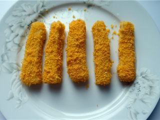 4、红糖年糕,将年糕全部裹上面包糠。