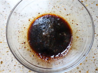 5、红糖年糕,红糖加少许开水，融化成红糖液。