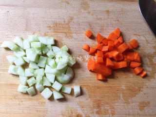 2、快手早餐 杂蔬芝士吐司盏,胡萝卜、黄瓜切丁。