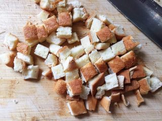 5、快手早餐 杂蔬芝士吐司盏,切下来的边边别浪费了，也切成丁。