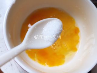 8、快手早餐 杂蔬芝士吐司盏,鸡蛋打散，加盐，搅匀。