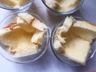 9、快手早餐 杂蔬芝士吐司盏,吐司片放入合适的烤碗中。