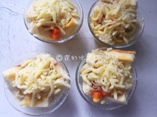 12、快手早餐 杂蔬芝士吐司盏,顶部再多多的放上马苏里拉，烤箱180度，8分钟左右（具体时间、温度请根据自家烤箱的脾气设定。）