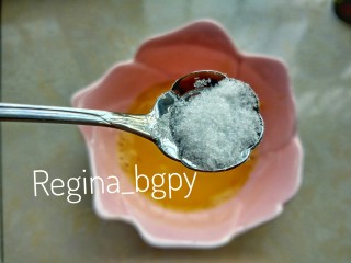 3、香酥馒头片,黄油放碗中融化，加入盐