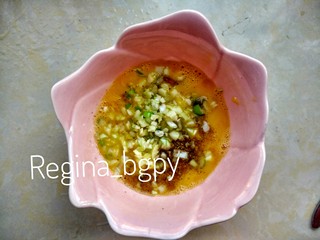 5、香酥馒头片,放入蒜末，葱花