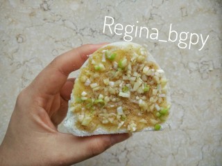 7、香酥馒头片,将调好的黄油均匀抹在馒头片上