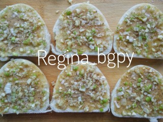 8、香酥馒头片,全部抹好，待用