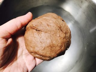 1、网红脏脏包,先将除黄油外的面团材料混合，厨师机或面包机揉至光滑