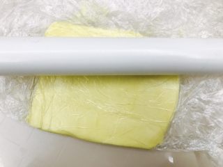 6、网红脏脏包,用保鲜袋包着，擀压均匀