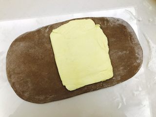 7、网红脏脏包,将冷冻30分钟的面团取出擀开，像叠被子一样