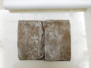 9、网红脏脏包,继续对折，再擀开