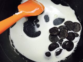19、网红脏脏包,奶油烧沸离火，加入巧克力搅拌至融化