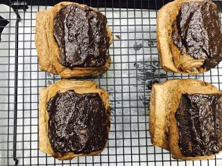 20、网红脏脏包,淋在烤好的面包上