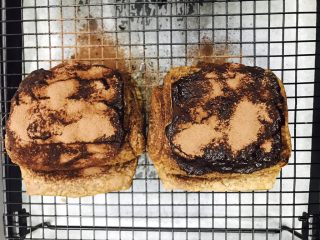 21、网红脏脏包,等巧克力甘纳许稍微干一点再撒上可可粉装饰，不然会像我这样，可可粉都吸到甘纳许里面去了