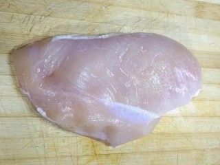 1、自制炸鸡排,准备一块性感的鸡胸肉