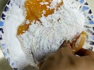 5、自制炸鸡排,在粘上淀粉