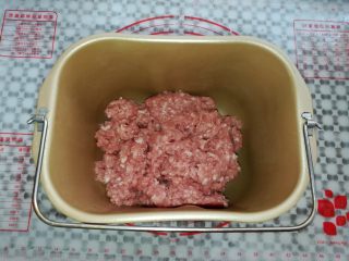 5、自制猪肉脯,把肉沫倒入面包桶里