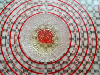 11、自制猪肉脯,取干净的小碗，放入30克蜂蜜加入30克水混合均匀