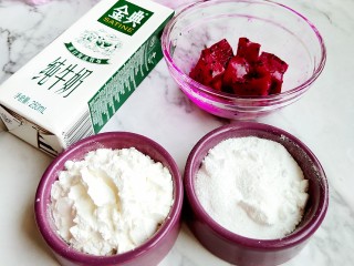 1、火龙果牛奶小方,精确称量好所有食材备用。