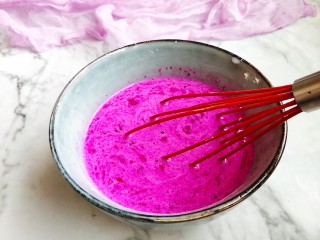 5、火龙果牛奶小方,继续用打蛋器搅拌成均匀细腻，如图。