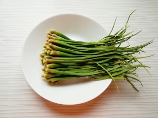 1、蒜苔尖鸡蛋饼,从蒜苔上摘取蒜苔尖。