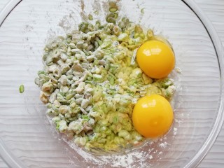 6、蒜苔尖鸡蛋饼,打入两个鸡蛋。