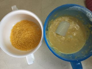 10、脆皮炸鲜奶～超好吃,先把牛奶块粘上面糊,再裹上一些面包糠