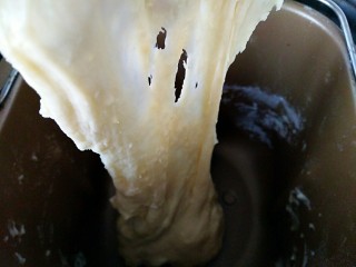 2、最爱面包+蜜豆面包,揉面程序15分钟左右,揉出粗膜