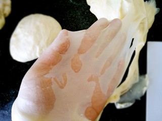 4、最爱面包+蜜豆面包,揉出薄薄的手套膜