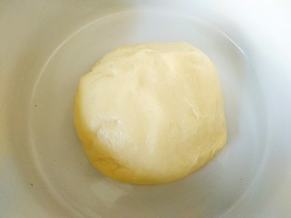 5、最爱面包+蜜豆面包,放面盆里,盖盖子,我放阳台上了!