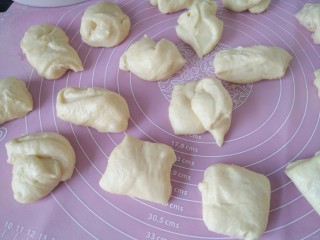 8、最爱面包+蜜豆面包,分成大小均匀的块