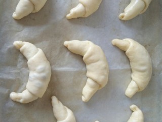 13、最爱面包+蜜豆面包,做好放烤盆里,入烤箱发酵38度40分钟,烤箱放一碗热水