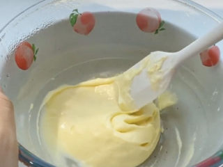 2、半熟芝士蛋糕,融化的奶油奶酪呈这样搅拌是顺滑的状态就可以了，然后就不需要继续加热了，撤掉热水