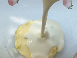 3、半熟芝士蛋糕,软化好的奶油奶酪里加入奶油40克，翻拌均匀。奶油的加入是必不可少的，这样做出来的半熟芝士更加奶香浓郁