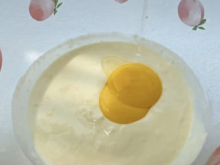 4、半熟芝士蛋糕,准备的两个鸡蛋，提前分离出蛋黄和蛋白，两个蛋黄加入，混合均匀