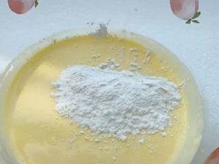 5、半熟芝士蛋糕,最后筛入低筋面粉，混合均匀。想要做蛋糕好吃，请一定用低筋面粉，这个超市很容易买到的。