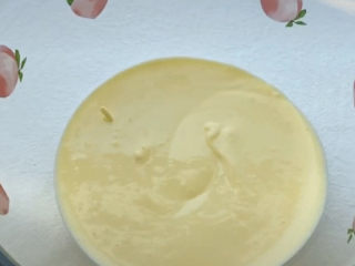 6、半熟芝士蛋糕,蛋黄液的部分就完成了，放在一边备用。