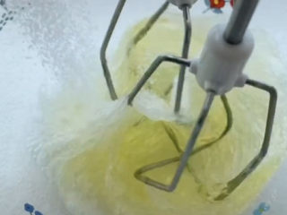 7、半熟芝士蛋糕,接下来打发蛋白，蛋清中加几滴柠檬汁去腥，没有也可以用白醋代替，一方面可以去腥，同时还可以帮助打发蛋白。准备好的砂糖可以分多次加入，经过长期的尝试，我发现一次性加入砂糖，感觉也没啥影响。