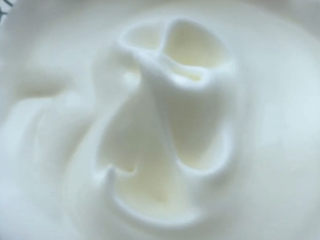 8、半熟芝士蛋糕,蛋白打发至膨胀发白，提起有这样的小尖勾的状态就可以了。想要验证自己的蛋白打发够不够，你可以插根筷子，筷子不到就可以了。