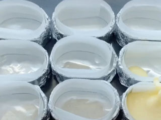 11、半熟芝士蛋糕,加下来准备一下容器，一般你看到的半熟芝士都是小个的，这是因为容器要是太大，很容易导致中心烤不熟。家里没有小模具，没事，咱自己创造！只要有锡纸和油纸就行了。锡纸做成一个大小合适的容器，在四周围上油纸，方便最后脱模