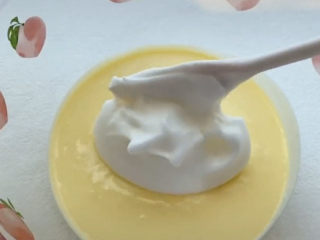 9、半熟芝士蛋糕,然后把打发的蛋白取三分一到蛋黄糊中，一个方向翻拌均匀。