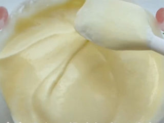 10、半熟芝士蛋糕,然后再倒回到蛋白中，同样的手法，翻拌均匀即可。到这里，基本已经算是完成一大半了